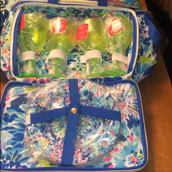 Lilly Pulitzer picnic cooler with plates - Picture 3 of 5